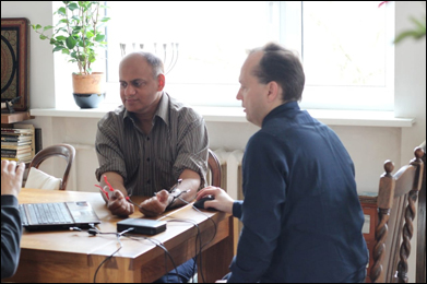 Dr. Vikram Chauhan analysing own Prakriti by Veda Pulse Machine in Lithuania